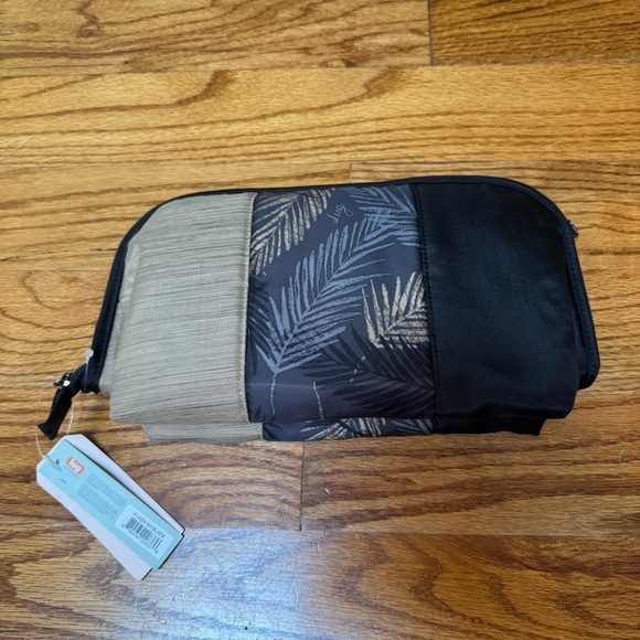 NWT Lug Flash Cosmetics Case - Picture 2 of 3